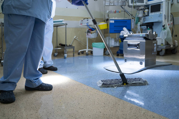Foto de conceito de um trabalhador do hospital fazendo limpeza na sala de operação - Foto, Imagem