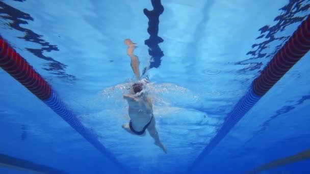 Svalnatý muž pod vodou v bazénu v Super pomalém pohybu - Záběry, video