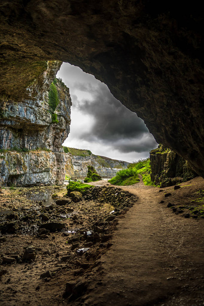 Entrada de la cueva Smoo cerca de la dureza en Escocia
 - Foto, Imagen