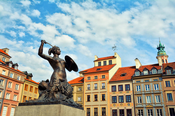 Eski Kent Pazar Meydanı (Rynek Starego Miasta) ve Varşova deniz kızı, kentin sembolü ile manzaralı şehir manzarası. - Fotoğraf, Görsel