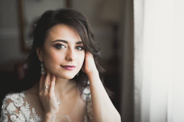 Portrait of a beautiful fashion bride, sweet and sensual. Wedding make up and hair - Foto, afbeelding