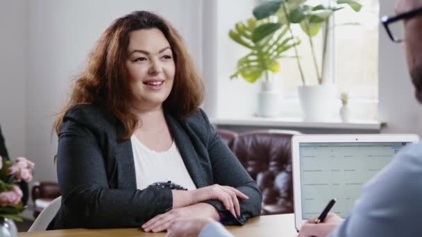 Plus size woman attending job interview - Materiał filmowy, wideo