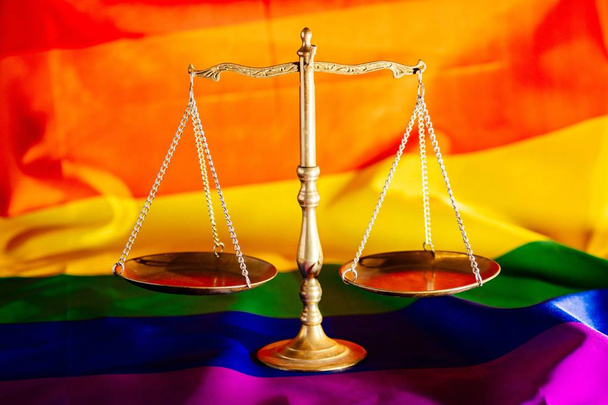 Měřítko spravedlnosti symbol práva a spravedlnosti s homosexualita vlajkou - Fotografie, Obrázek