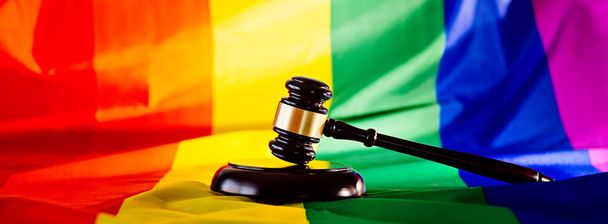 Woden rechter Mallet symbool van recht en rechtvaardigheid met LGBT vlag - Foto, afbeelding