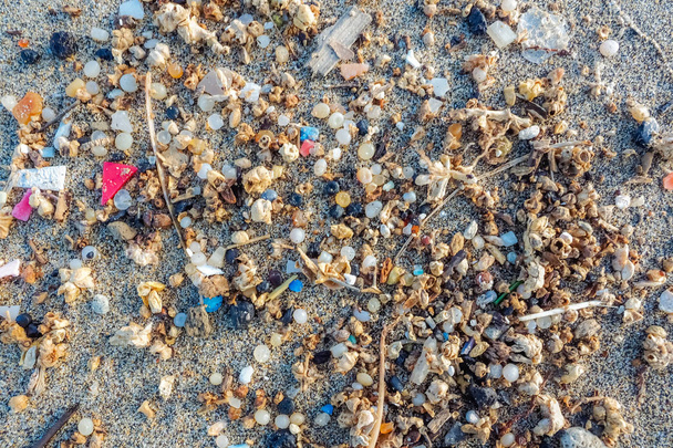 Mikroplastik, das am Strand von Lanzarote gefunden wurde. Meeresspiegel - Foto, Bild