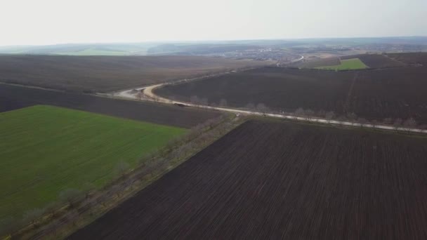 Kuş bakışı alanlar ve tarımsal parsel. Moldova Cumhuriyeti. Havadan izleme. - Video, Çekim