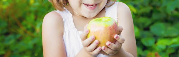 Gyermek egy almát. Szelektív fókusz. Természet - Fotó, kép