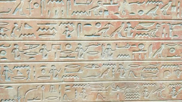 Jeroglífico egipcio pintado en la vieja pared
 - Foto, imagen