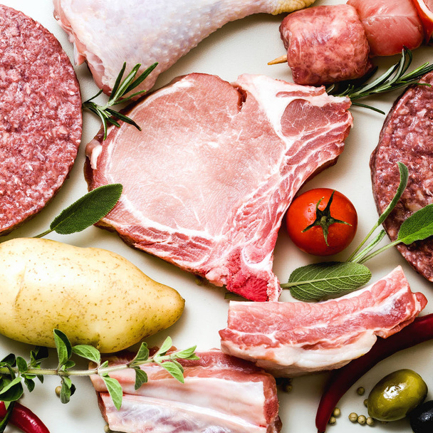 verschillende soorten rauw vlees: kippendijen, varkensvlees en rundvlees Burge - Foto, afbeelding