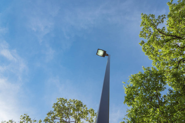 Яркий фонарный столб в дневное время для выбрасывания электричества
 - Фото, изображение