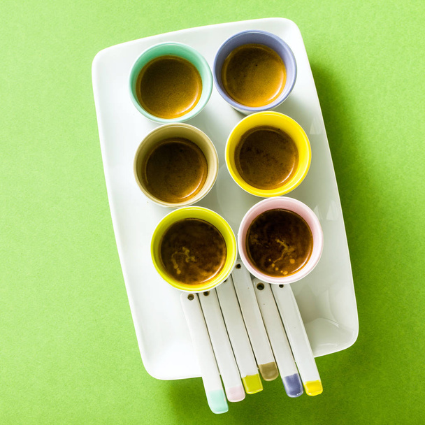 Шесть разноцветных чашек итальянского кофе эспрессо с фарфором
  - Фото, изображение