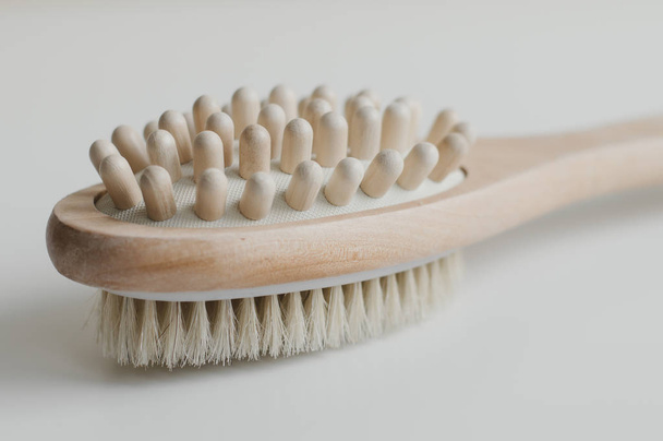 Cepillo de madera multiusos para masaje corporal anti celulitis. Herramienta de belleza para cuidado de la piel
 - Foto, imagen