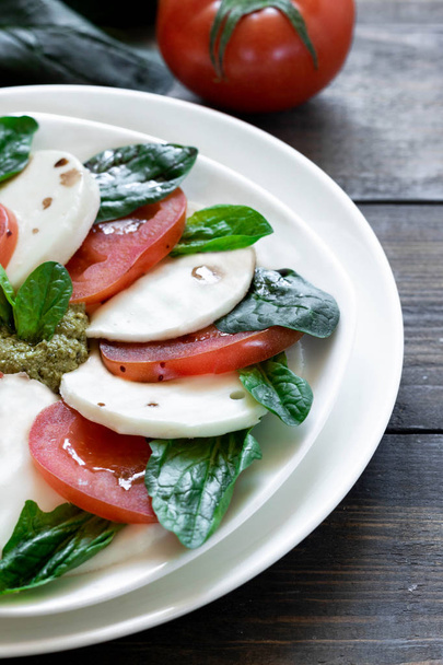 Salada Caprese com pesto e vinagre balsâmico
 - Foto, Imagem