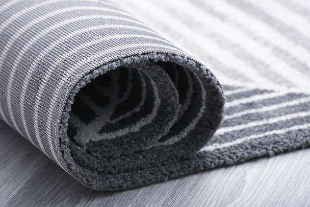 Warmgewalste tapijt op de vloer in de kamer - Foto, afbeelding