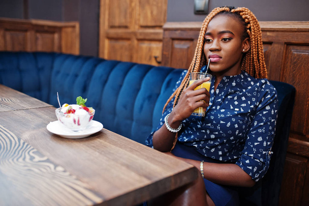 Portrait of beautiful young african business woman with dreadloc - Valokuva, kuva