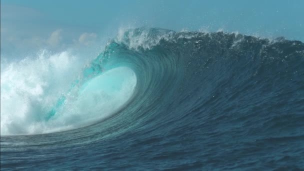 Медленное закрытие движения: захватывающая бирюзовая бочковая волна разбивается в идеальный летний день на море. Красивые блестящие волны трубы разбиваются в середине захватывающего дух океана. Мощный поток воды
 - Кадры, видео