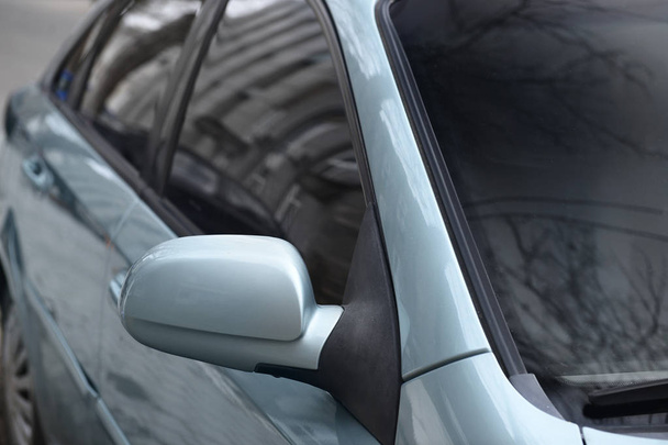 modernes Auto mit sauberen Fenstern im Freien - Foto, Bild