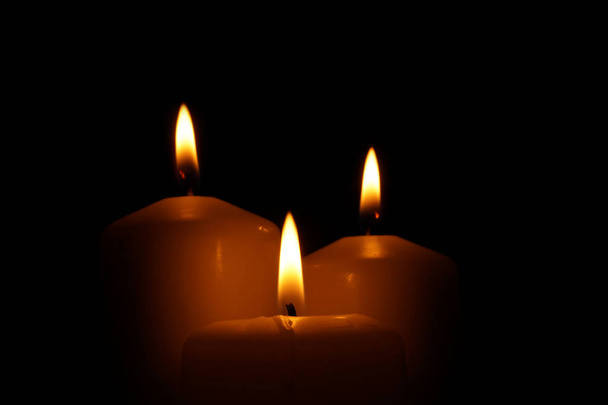 brennende Kerzen am Tag des Gedenkens. - Foto, Bild