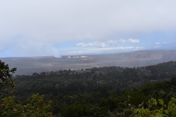 Kilauea Volcanoe Big Island Hawaii Lava vomitando desde el fuego del cráter siendo lanzada al cielo
 - Foto, imagen