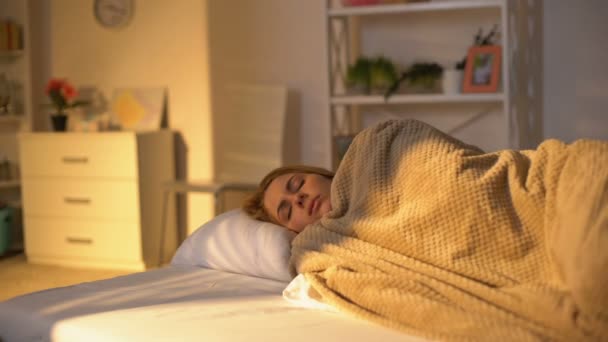 gereizte schläfrige Dame, die sich im Bett dreht, schlechte Laune am Morgen, Schlafzyklus, Faulheit - Filmmaterial, Video