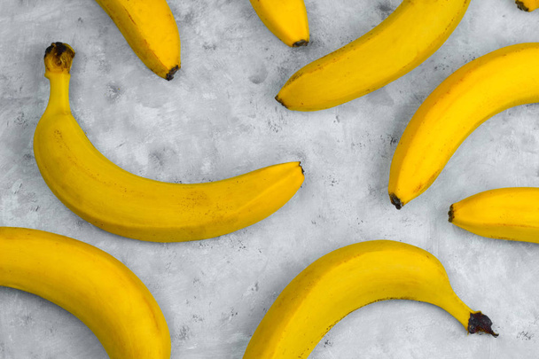pattern of fresh yellow bananas on gray background - Fotoğraf, Görsel