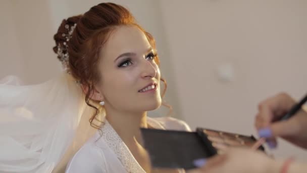 Γάμος μακιγιάζ καλλιτέχνης κάνοντας ένα make up για τη νύφη στο πέπλο. Όμορφο σέξι μοντέλο - Πλάνα, βίντεο