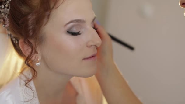 Wedding make-up kunstenaar het maken van een make-up voor de bruid in sluier. Mooie sexy model - Video