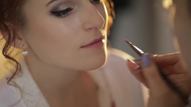 Hochzeits-Make-up-Artist macht ein Make-up für Braut in Schleier. schönes sexy Modell - Filmmaterial, Video