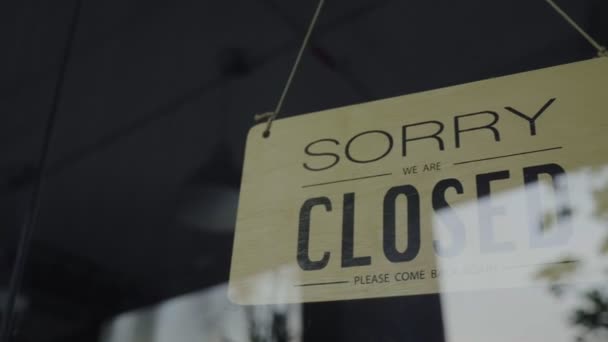 Cartel cerrado colgado en la puerta de una tienda
 - Metraje, vídeo