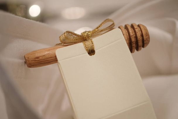Miel en paquets avec bâton en bois
 - Photo, image