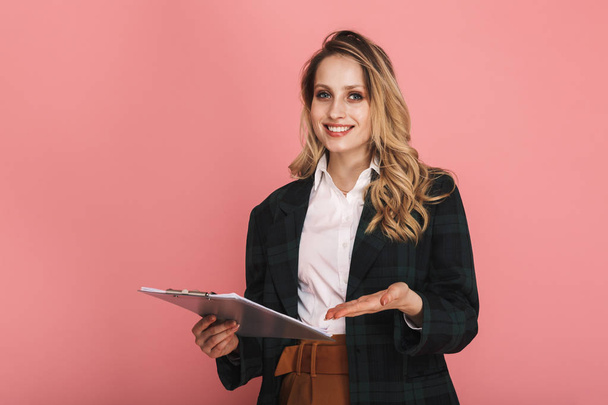 Photo of caucasian businesswoman holding clipboard with chart is - Foto, Bild