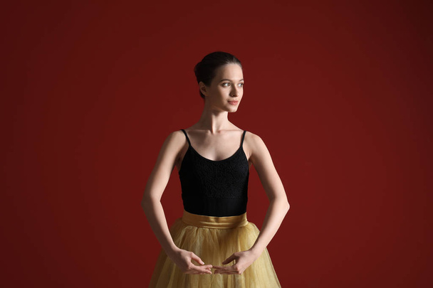 Красива молода балерина на кольоровому фоні
 - Фото, зображення