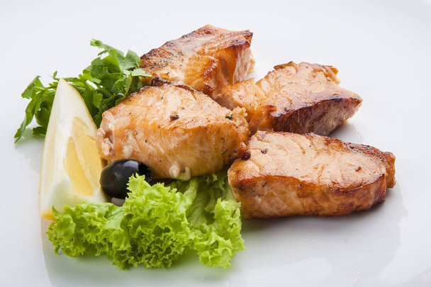 Kebab z ryb, skewered ryby z zielonym  - Zdjęcie, obraz