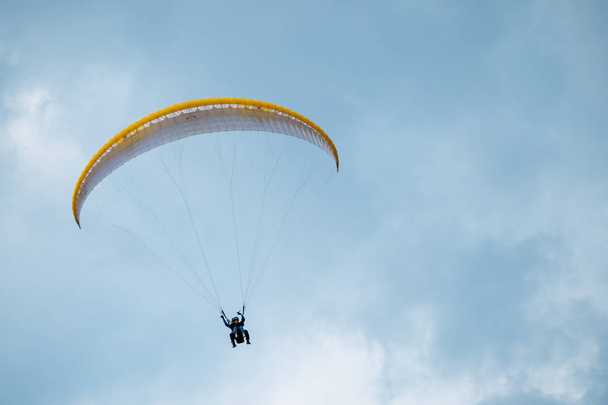Tandem paragliders flying in the sky - Foto, Imagem