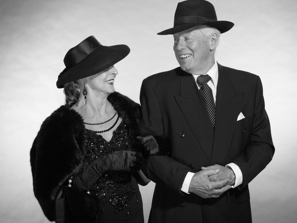 Vintage glamour senior couple wearing black hat. Black and white - Foto, afbeelding
