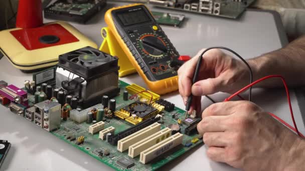 Técnico de electrónica está probando un chip de computadora. Reparación PC
 - Metraje, vídeo