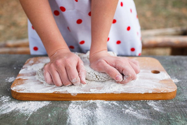 The girl in the woods preparing the dough for the cake - Φωτογραφία, εικόνα