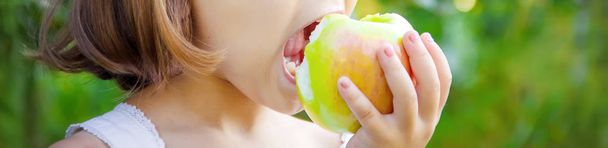 Elmalı çocuk. Seçici odak. Doğa - Fotoğraf, Görsel