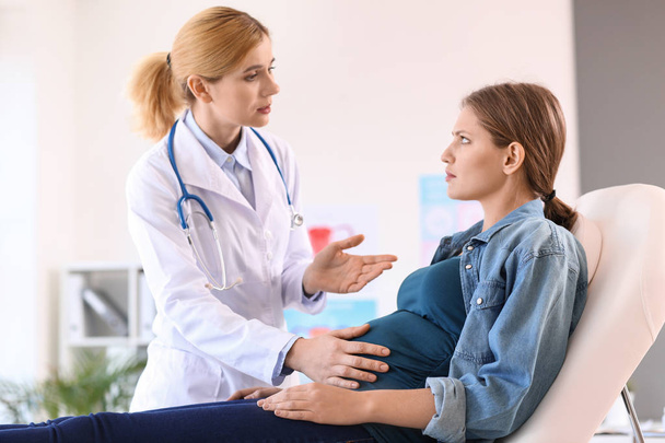 Молода вагітна жінка відвідує свого гінеколога в клініці
 - Фото, зображення