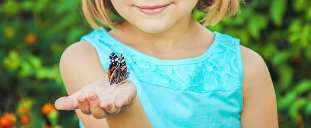 Enfant avec un papillon. Concentration sélective. nature
. - Photo, image