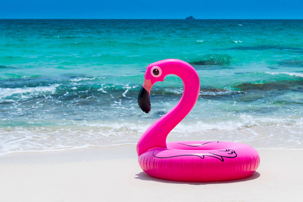 Růžový gumový kroužek život na pláži. - Fotografie, Obrázek
