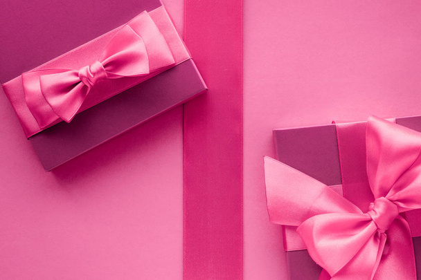 Cajas de regalo rosadas, fondo plano de estilo femenino
 - Foto, imagen