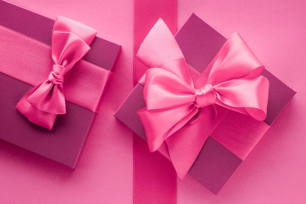 Scatole regalo rosa, sfondo flatlay stile femminile
 - Foto, immagini