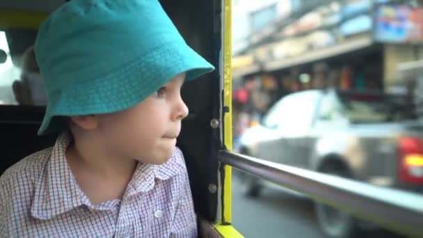 Boy toerist reizen naar de Thailand in Tuk Tuk taxi. - Video