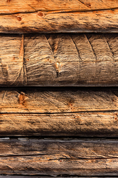 Дерев'яна стіна з балок сіро-коричневого кольору, текстура
 - Фото, зображення