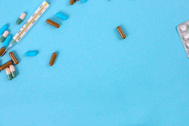 Vista dall'alto di pillole medicinali su sfondo blu. Posa piatta
 - Foto, immagini