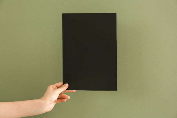 Female hand with blank invitation card on color background - Zdjęcie, obraz