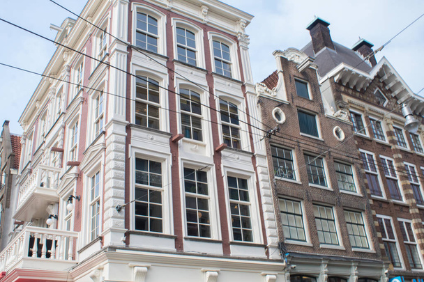 Typowe stare domy Amsterdamu, Holandia pod błękitne niebo wiosną - Zdjęcie, obraz