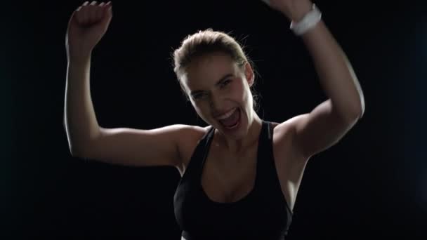 Ενθουσιασμένη γυναίκα νικητής γιορτάζει τη νίκη με υψωμένα χέρια σε αργή κίνηση - Πλάνα, βίντεο