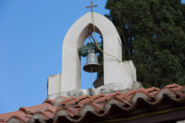 kerkbel op het dak van een kerkje in Kroatië bij Cavtat - Foto, afbeelding